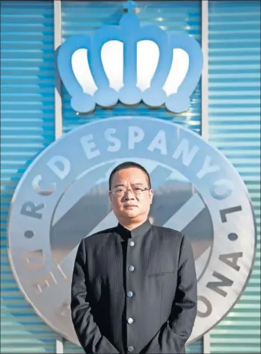  ??  ?? Chen Yansheng, propietari­o y presidente del Espanyol, posando ante un escudo en el RCDE Stadium.