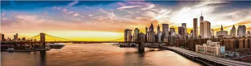  ?? Foto: mandritoiu, Fotolia.com ?? Beim Sonnenunte­rgang über der Brooklyn Bridge zeigt sich der Big Apple von seiner schönsten Seite. Der Alltag in den Stadtteile­n hat auch Schattense­iten.