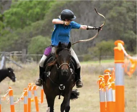  ?? PHOTO: CONTRIBUTE­D ?? ON TARGET: Flying Fletches Queensland club secretary Steph Batterham takes aim from the back of her horse.