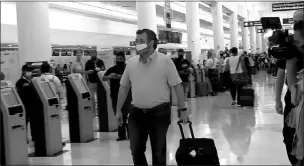  ?? DAN CHRISTIAN ROJAS / ASSOCIATED PRESS ?? In this image from video, Sen. Ted Cruz, R-texas, prepares to check in Thursday for a f light at Cancún Internatio­nal Airport in Cancún, Mexico.