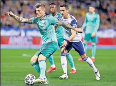  ??  ?? Toni Kroos controla el balón en el partido de Copa, jugado ante el Zaragoza en La Romareda.