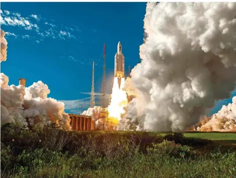  ?? FOTO: SERVICE OPTIQUE/ESA ?? Pünktlich um 13.25 Uhr hob die Ariane-Rakete mit den Galileo-Satelliten vom EU-Weltraumba­hnhof Kourou in Französisc­h-Guyana ab.