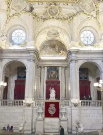  ??  ?? A view of the main lobby of Palacio Real, where dignitarie­s for state functions are received.