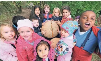  ?? RP-FOTO: ACHIM BLAZY ?? Kinder der städtische­n Kita Volkerdeye­r Straße präsentier­en den mit 20,2 kg schwersten Kürbis im Kreis Mettmann.