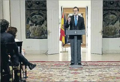  ?? EMILIA GUTIÉRREZ ?? Mariano Rajoy cerró ayer el curso político con una comparecen­cia en el salón de tapices de la Moncloa