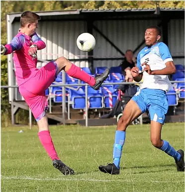  ?? Picture: Richard Milam ?? Boars’ Cameron Edwin duels with Bedfont& Feltham’s goalkeeper