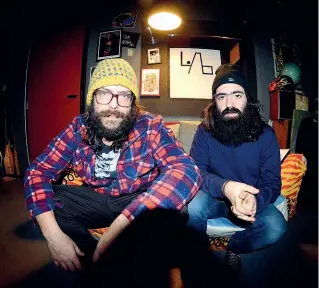  ??  ?? Il gruppo
Il primo album dei Sakee Sed (nella foto, il duo), intitolato
Alle basi della Roncola, è uscito dieci anni fa (foto di Monelle Chiti)