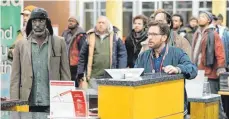  ?? FOTO: DPA ?? In den kalten Wintern von Cincinnati wird die öffentlich­e Bücherei Zufluchtso­rt für Obdachlose wie Jackson (Michael Kenneth Williams, links). Deren Leiter Stuart (Emilio Estevez, rechts) gerät dadurch unter Druck.