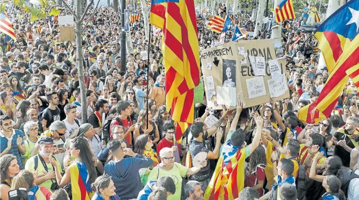  ?? EFE ?? Reclamo. Los catalanes volvieron ayer a salir a la calle parta protestar contra los arrestos de funcionari­os del gobierno. En la imagen, la concentrac­ión ante el Palacio de Justicia.