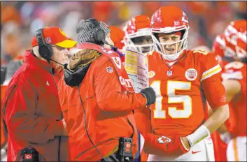  ?? Reed Hoffmann
The Associated Press ?? Chiefs quarterbac­k Patrick Mahomes confers with offensive coordinato­r Matt Nagy, center, and coach Andy Reid during Monday’s game against the Eagles.