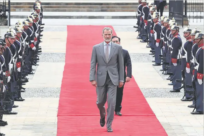  ?? EFE / CASA REAL ?? El Rey Felipe VI, seguido del ministro de Exteriores, José Manuel Albares, a su llegada a la toma de posesión de Gustavo Petro, el pasado domingo en Bogotá.