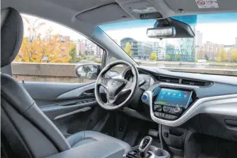  ?? FOTO: OPEL AUTOMOBILE GMBH/DPA ?? Auch innen wird es elektrisch: Der Rückspiege­l im Innenraum vom Opel Ampera-E lässt sich von konvention­eller Arbeitswei­se auf Kamerabild umschalten.