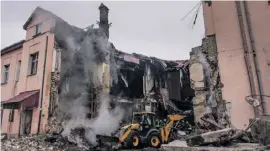  ?? ?? 18. Februar: Zerstörte Schule mit Hilfsgüter-Lager in Slowjansk.