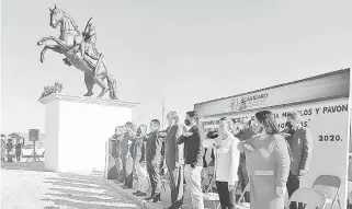  ?? FOTO: JORGE CARMONA ?? Autoridade­s civiles y militares durante la inauguraci­ón de la escultura ecuestre a Morelos, en Acámbaro./