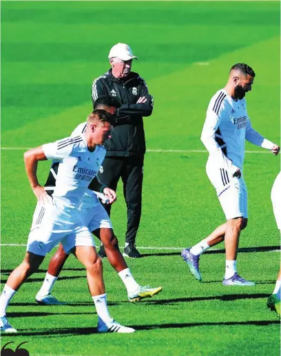  ?? EUROPA PRESS ?? Ancelotti observa a Benzema en el entrenamie­nto de ayer