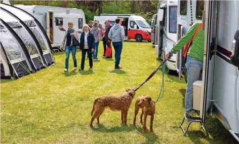  ?? FOTO: OLIVER DIETZE ?? Betreten erwünscht: Auf der Campingmes­se in Bexbach können Besucher einen Blick in Zelte, Wohnwagen und Wohnmobile werfen.