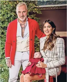  ??  ?? GIANLUCA VACCHI y Sharon Fonseca presentaro­n por primera vez a su hija