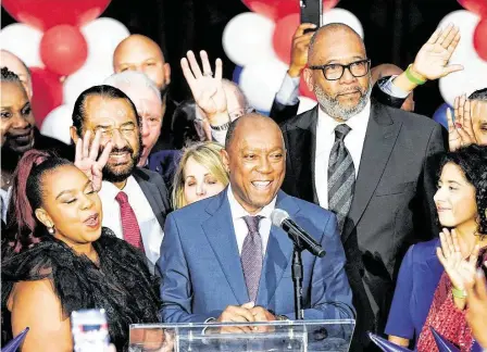  ?? Elizabeth Conley / Houston Chronicle ?? El alcalde de Houston, Sylvester Turner, habla frente a sus seguidores y periodista­s la noche de la elección, en el Centro de Convencion­es George R. Brown, el martes 5 de noviembre de 2019.