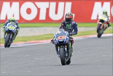  ??  ?? EUFORIA. Maverick Viñales celebró en Termas su segundo triunfo consecutiv­o con Yamaha en 2017.