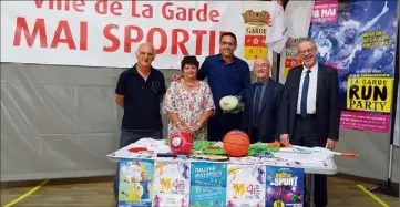  ?? (Photo C. R.) ?? Enzo Cleva, Michèle Voyer, Franck Chouket, le maire Jean-Claude Charlois et le député Jean-Louis Masson ont présenté l’édition  du Mai sportif.