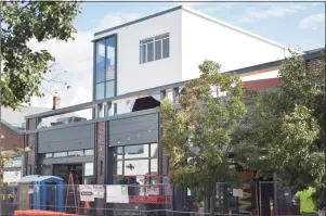  ?? Alexander Soule / Hearst Connecticu­t Media ?? Crews continue the fit-out of the former Banana Republic storefront on Main Avenue in Westport where OKA plans to open a furniture store as one of two new arrivals along with American Eagle Outfitters just up the street.