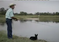  ??  ?? ROL POLÍTICO Desde arriba: el demócrata Beto O’rourke en 1995; el ex vicepresid­ente George H.W. Bush y Barbara Bush, en 1983 en Washington D.C.; George W. Bush pescando en su rancho en Crawford, Texas.