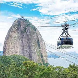  ??  ?? Tourists ride the gondola to Sugarloaf Mountain.