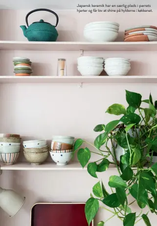  ??  ?? Japansk keramik har en saerlig plads i parrets hjerter og får lov at shine på hylderne i køkkenet.