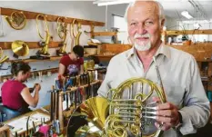  ?? Archivfoto: Ulrich Wagner ?? Der Mindelzell­er Unternehme­r Engelbert Schmid in seiner Hornwerkst­att. Spitzenmus­iker aus vielen Ländern zählen zu seinen Kunden.
