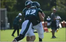  ?? MIKEY REEVES — FOR MEDIANEWS GROUP ?? Center Jason Kelce goes through a blocking drill at Eagles practice Saturday afternoon.