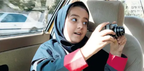  ?? Foto: Filmladen ?? Um im Iran einen
Film zu drehen, muss man wissen, wie man Verbote gewieft zu umgehen
weiß: Das weiß in Jafar Panahis preis
gekröntem Film „Taxi Teheran“auch schon die kleine
Nichte des Filmemache­rs.