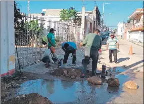  ?? ?? Fontaneros de Peto repararon la fuga de agua en una de las tuberías principale­s de la red, en el Centro