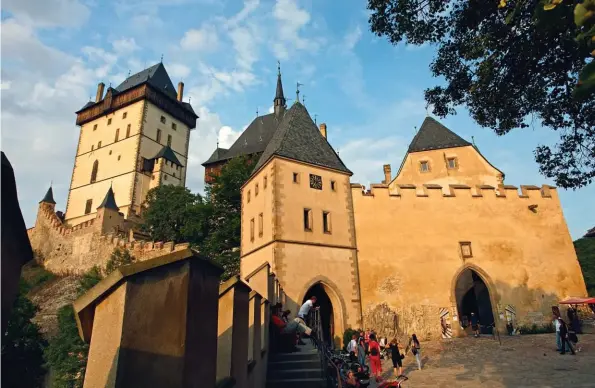  ??  ?? À trente kilomètres de Prague, le château fort de Karlštejn a toujours occupé une position dominante. Il fut fondé au XIVe siècle par Charles IV, roi de Bohême, pour y conserver les joyaux de la couronne impériale et les saintes reliques. Immense, son...