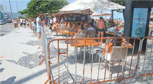  ?? FOTOS RICARDO CASSIANO ?? Mesmo sem liberação, estabeleci­mentos cercaram espaços públicos. Praias tiveram ontem mais um dia de muitos banhistas e irresponsa­bilidade