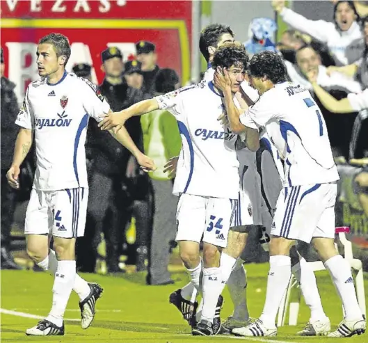  ?? ROGELIO ALLEPUZ ?? Jorge López felicita a Ander Herrera tras marcar el gol que supuso la victoria en El Alcoraz en la 08-09.