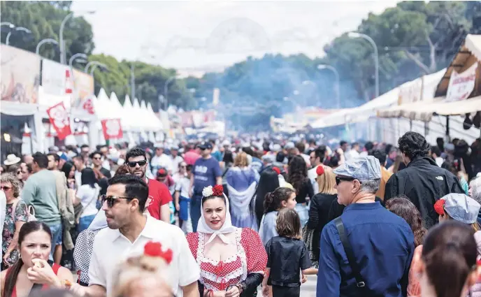  ?? GONZALO PÉREZ ?? Chulapos, chulapas y demás madrileños se congregaro­n un año más en la Pradera de San Isidro