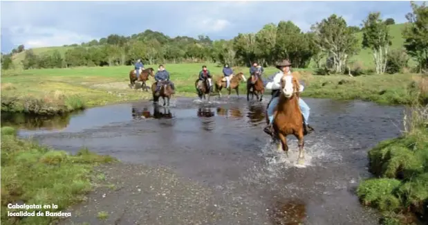  ??  ?? Cabalgatas en la localidad de Bandera