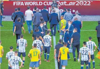  ?? FOTO: A. ESTADO/IMAGO IMAGES ?? An dem unrühmlich­en Abbruch konnten auch Messi (Mitte) und Neymar (Nr. 10) nichts ändern.