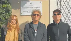  ?? FOTOS: NA ?? TRIO. Laura Cerati, Charly Alberti y Zeta Bosio, frente a la casa.