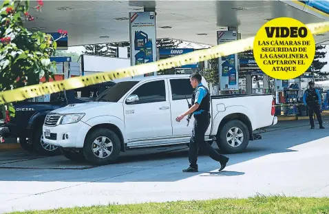  ??  ?? Con armas de grueso calibre los asesinos llegaron hasta una gasolinera donde bajaron de su vehículo a las víctimas que, sin oponer resistenci­a, fueron asesinadas. Las autoridade­s de investigac­ión acordonaro­n la escena del crimen para realizar pesquisas. Prisión