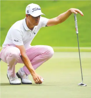  ?? CHRISTOPHE­R HANEWINCKE­L/USA TODAY SPORTS ?? Justin Thomas lines up a putt at the WGC-FEDEX St. Jude Invitation­al at TPC Southwind on Sunday.