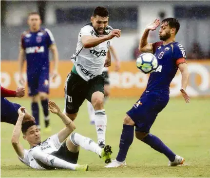  ??  ?? Moisés tenta passar pela marcação do Paraná durante o jogo em Londrina