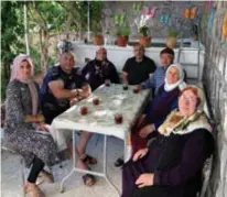  ?? FOTO RR ?? De hele familie Can viert het offerfeest dit jaar in Turkije.