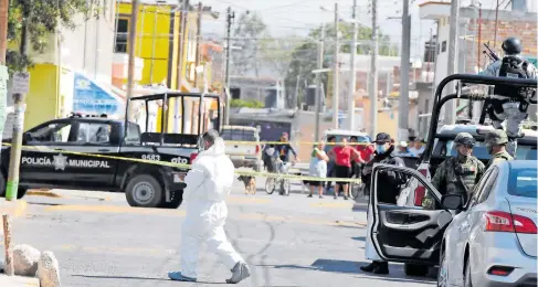  ?? BAJÍO FOTOS/EL SOL DE ?? La zona del ataque fue asegurada por Policías, Guardia Nacional y Fuerzas de Seguridad Pública del Estado.