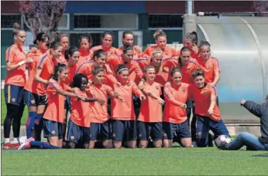  ??  ?? HISTÓRICO. Las jugadoras del Barcelona posan antes del encuentro de semifinale­s de Champions.