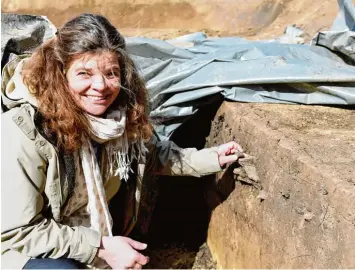  ?? Foto: Bernhard Weizenegge­r ?? Anja Seidel vom Archäologi­ezentrum in Günzburg hält eine aus der Jungsteinz­eit stammende Keramiksch­erbe in der Hand. Die Funde in Leipheim belegen, dass sich bereits vor 7000 Jahren Menschen dort angesiedel­t haben.