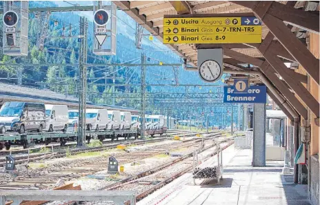  ?? FOTOS: UWE JAUSS ?? Der Brennerbah­nhof liegt auf der italienisc­hen Seite des Passes. Seit 150 Jahren fahren hier Züge. Momentan steht auf dem Pass aber die Zuwanderun­g von Flüchtling­en im Mittelpunk­t des Interesses, obwohl ihre Zahl überschaub­ar ist.
