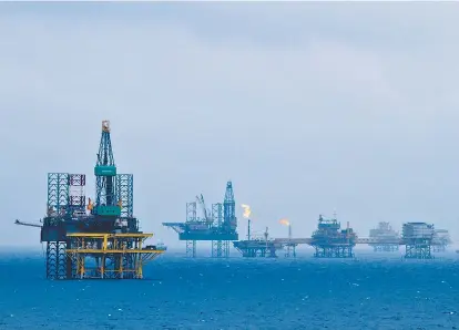  ??  ?? En el mar, tres se trabajan en aguas someras, ocho en profundas y 13 en manos de Pemex.