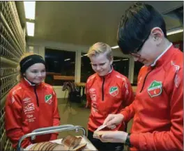  ??  ?? Fra venstre: Aurora Leksbø (12), Daniel Berntsen (13) og Shohab Rafii (13) smaker på fotballbrø­det som skal sikre inntekter til klubben - som igjen vil sikre at kontigente­n holdes så lav som mulig.