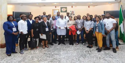  ??  ?? Some of the trainees of the amnesty programme with Dokubo